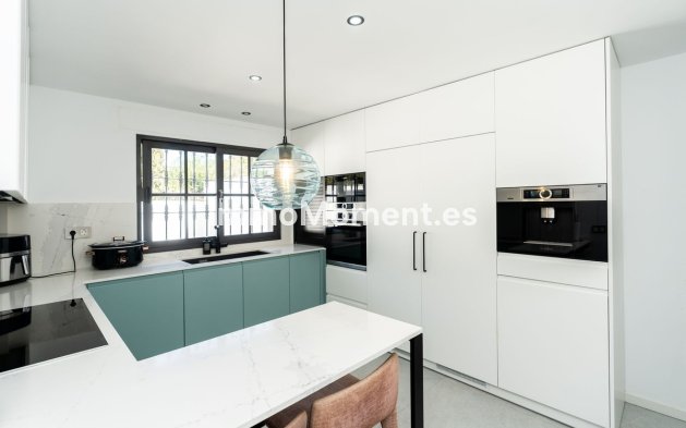 Resale - Villa - El Paraiso - New Golden Mile