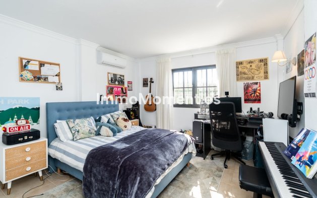 Resale - Villa - El Paraiso - New Golden Mile