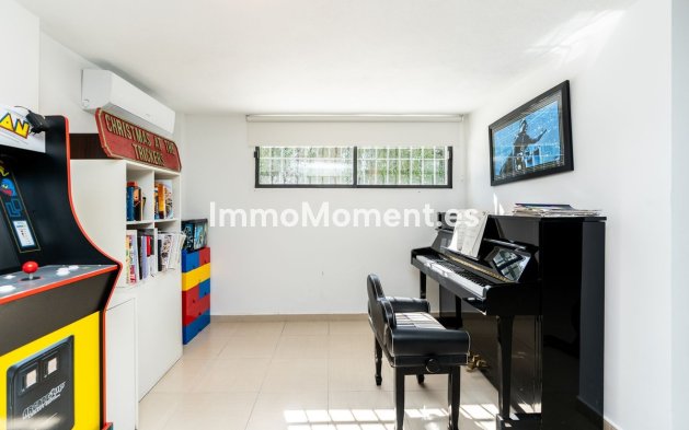 Resale - Villa - El Paraiso - New Golden Mile