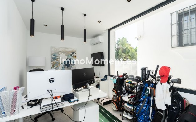 Resale - Villa - El Paraiso - New Golden Mile