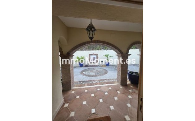 Resale - Villa - El Paraiso - New Golden Mile