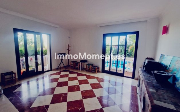 Resale - Villa - El Paraiso - New Golden Mile