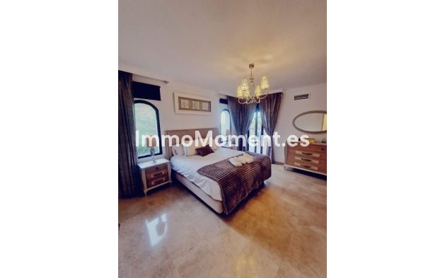 Resale - Villa - El Paraiso - New Golden Mile