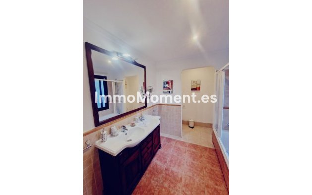 Resale - Villa - El Paraiso - New Golden Mile