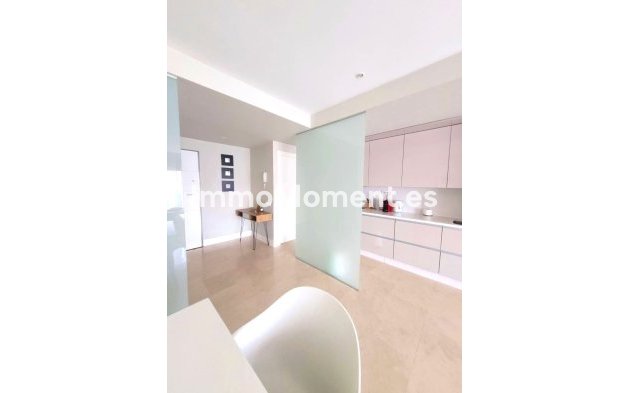 Resale - Apartment - Estepona - Selwo