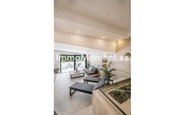 Resale - Villa - El Paraiso - New Golden Mile