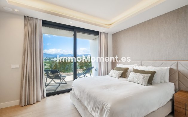 Resale - Villa - El Paraiso - New Golden Mile