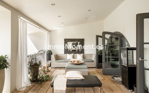 Resale - Villa - El Paraiso - New Golden Mile