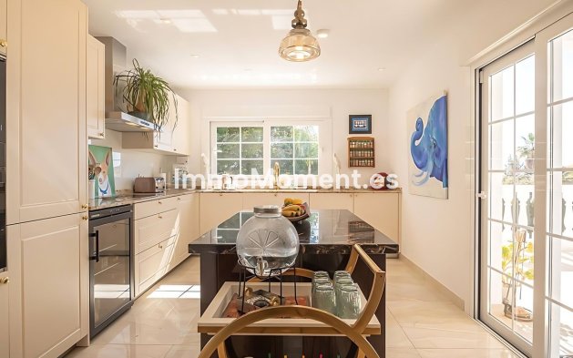 Resale - Villa - El Paraiso - New Golden Mile
