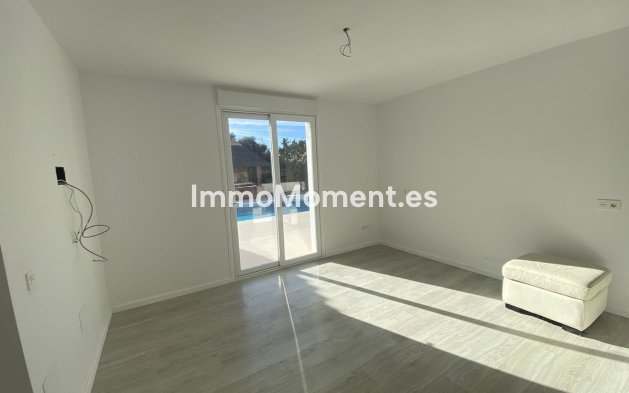 Resale - Villa - El Paraiso - New Golden Mile