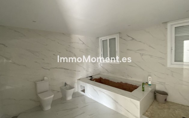 Resale - Villa - El Paraiso - New Golden Mile