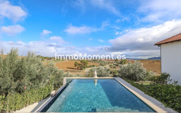 Wiederverkauf - Villa -   Inländisch - Coín