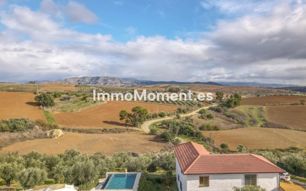 Wiederverkauf - Villa -   Inländisch - Coín