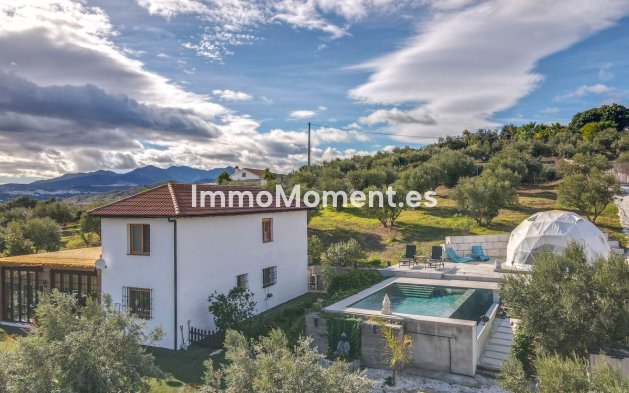 Wiederverkauf - Villa -   Inländisch - Coín