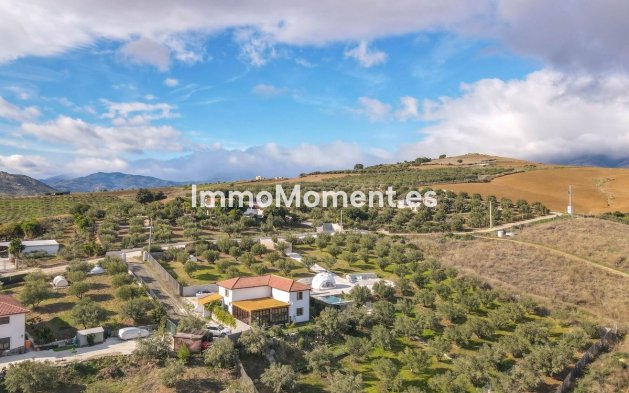 Wiederverkauf - Villa -   Inländisch - Coín