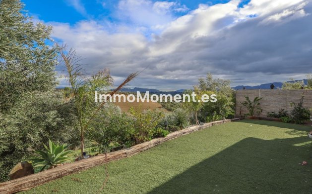 Wiederverkauf - Villa -   Inländisch - Coín