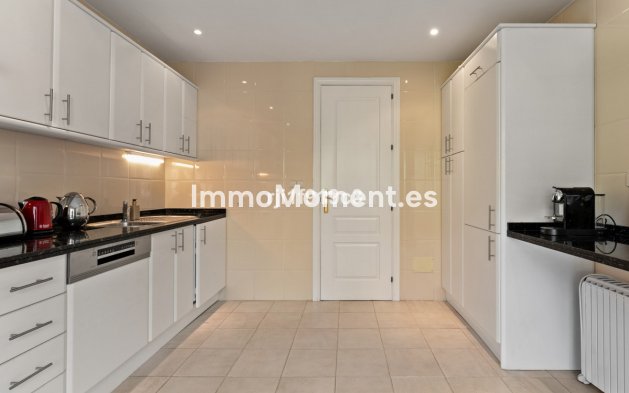 Resale - Apartment - Marbella - Elviria