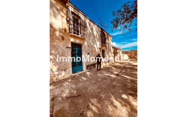 Wiederverkauf - Land -   Inländisch - Almogía