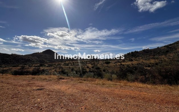 Wiederverkauf - Land -   Inländisch - Almogía