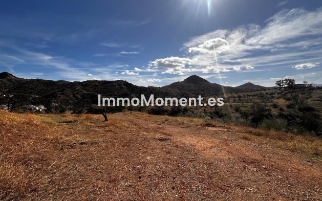 Wiederverkauf - Land -   Inländisch - Almogía