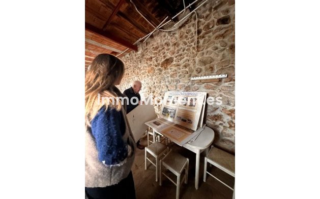 Wiederverkauf - Land -   Inländisch - Almogía