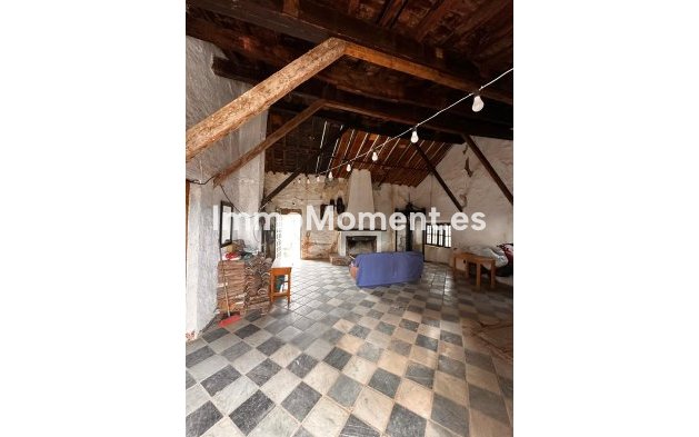 Wiederverkauf - Land -   Inländisch - Almogía