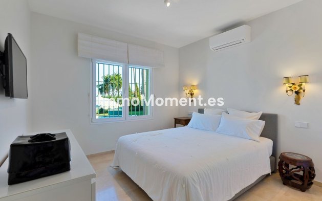 Resale - Villa - El Paraiso - New Golden Mile