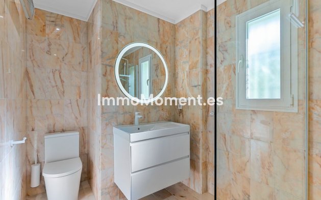 Resale - Villa - El Paraiso - New Golden Mile