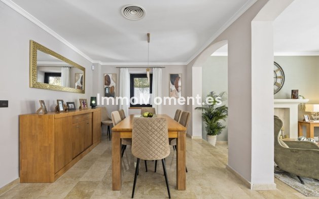 Resale - Villa - El Paraiso - New Golden Mile