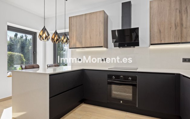 Resale - Villa - El Paraiso - New Golden Mile