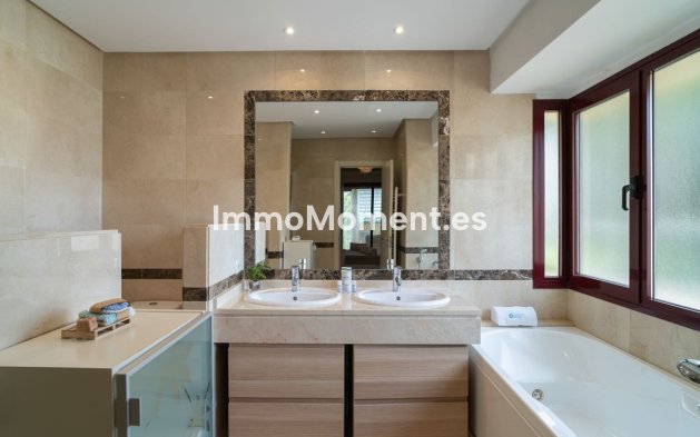 Resale - Villa - Marbella - Nueva Andalucía