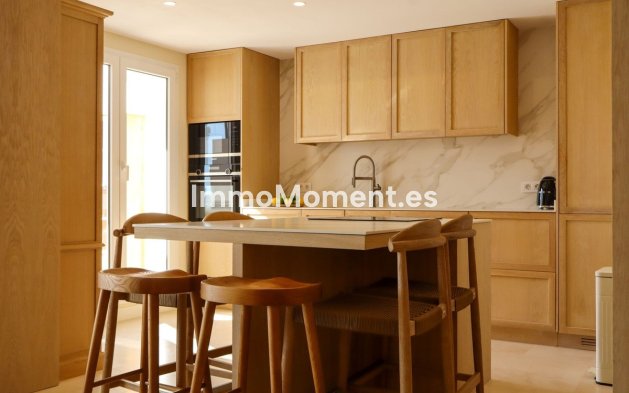 Resale - Apartment - Marbella - Nueva Andalucía