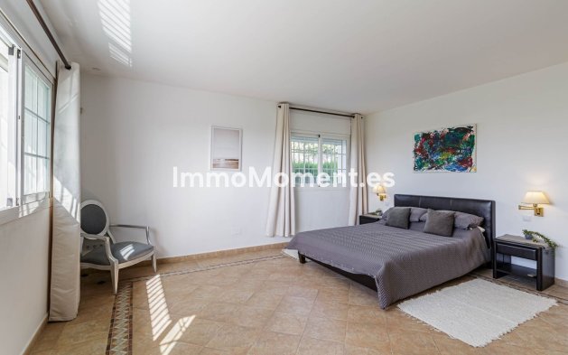 Resale - Villa - El Paraiso - New Golden Mile