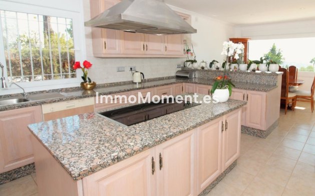 Resale - Villa - El Paraiso - New Golden Mile