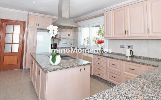 Resale - Villa - El Paraiso - New Golden Mile