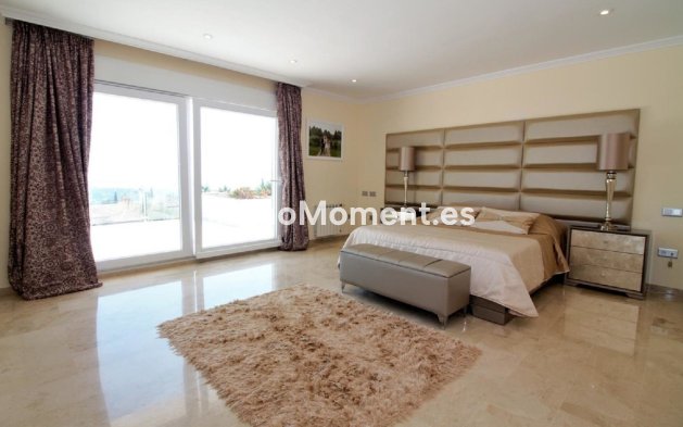Resale - Villa - El Paraiso - New Golden Mile