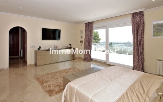 Resale - Villa - El Paraiso - New Golden Mile