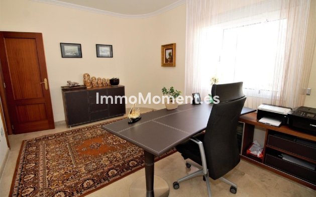 Resale - Villa - El Paraiso - New Golden Mile