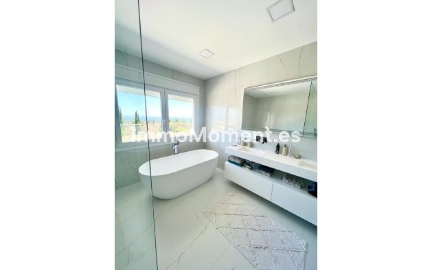 Resale - Villa - El Paraiso - New Golden Mile