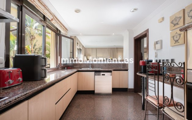 Resale - Apartment - Marbella - Puerto Banús