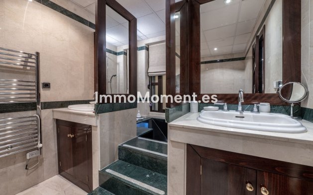 Resale - Apartment - Marbella - Puerto Banús