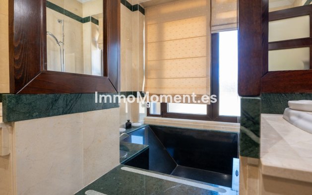 Resale - Apartment - Marbella - Puerto Banús