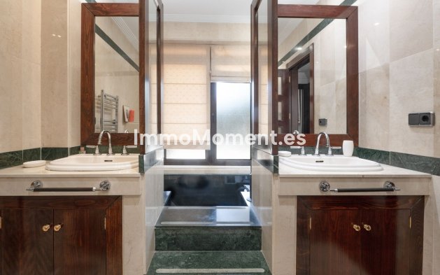 Resale - Apartment - Marbella - Puerto Banús