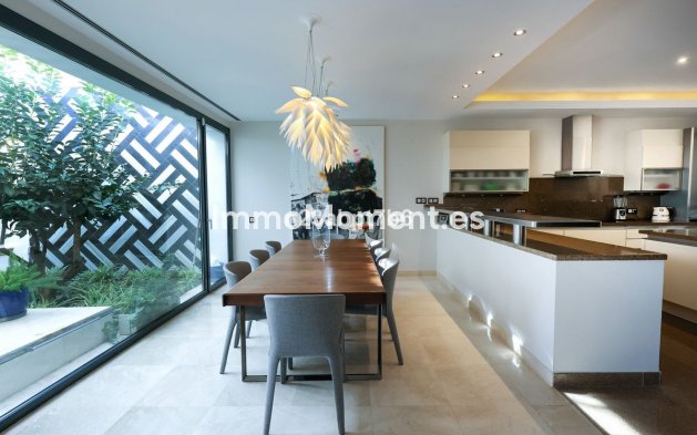 Resale - Villa - Marbella - Puerto Banús