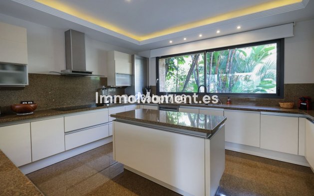 Resale - Villa - Marbella - Puerto Banús