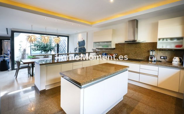 Resale - Villa - Marbella - Puerto Banús