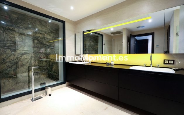 Resale - Villa - Marbella - Puerto Banús