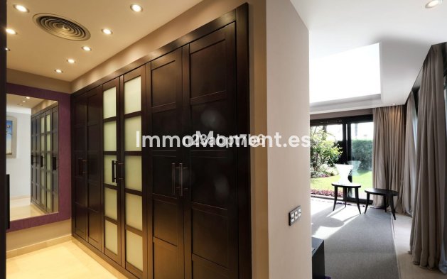 Resale - Villa - Marbella - Puerto Banús