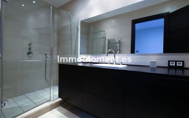 Resale - Villa - Marbella - Puerto Banús