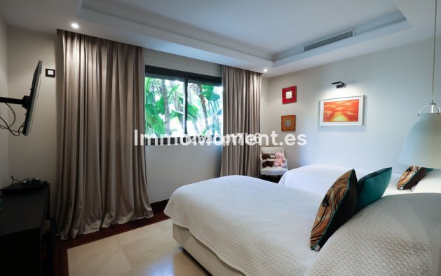 Resale - Villa - Marbella - Puerto Banús